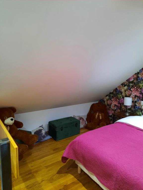 Un ou plusieurs lits dans un hébergement de l'établissement Chalet à L'orée du bois avec parking