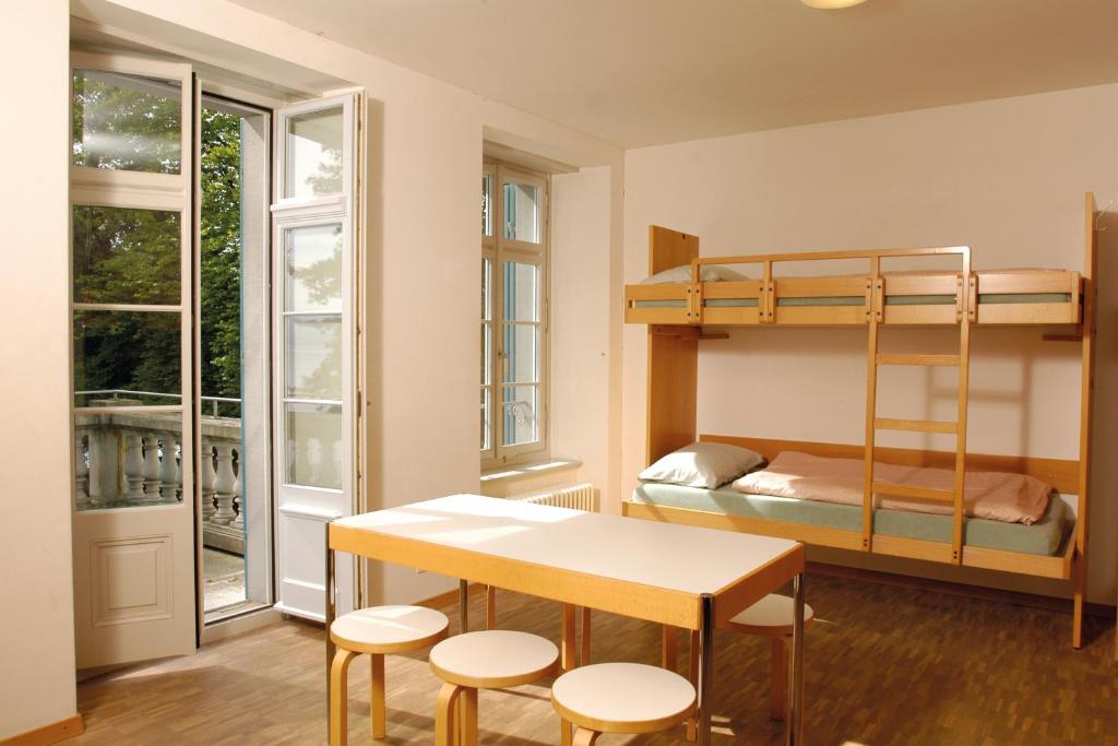 Postel nebo postele na pokoji v ubytování Richterswil Youth Hostel