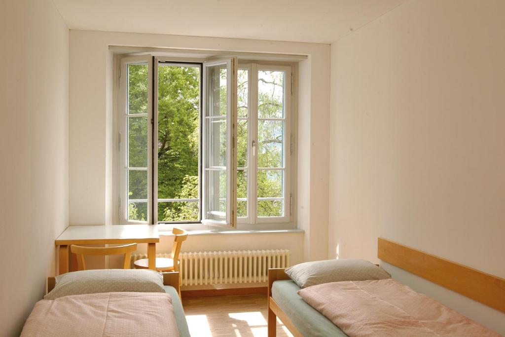 Postel nebo postele na pokoji v ubytování Richterswil Youth Hostel