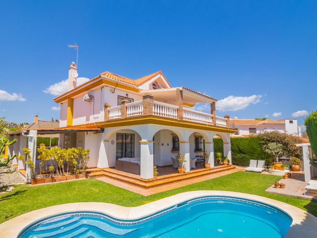 Bazén v ubytování Cubo's Villa Yedra Guadalmar nebo v jeho okolí