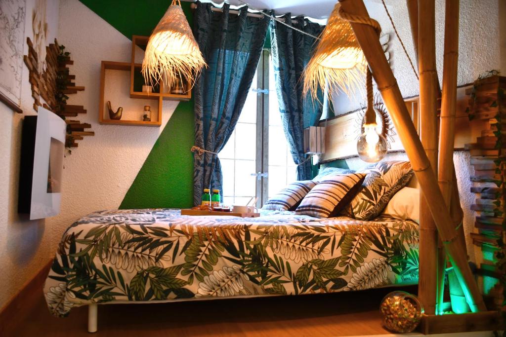 - une chambre avec un lit à baldaquin et un canapé dans l'établissement La Cahute H24,Cosy,Port,Plage,Wifi,Netflix, à La Seyne-sur-Mer