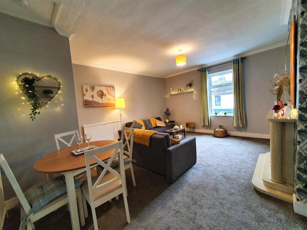 Posezení v ubytování Brodie's Hideaway Stylish Seaside town apartment