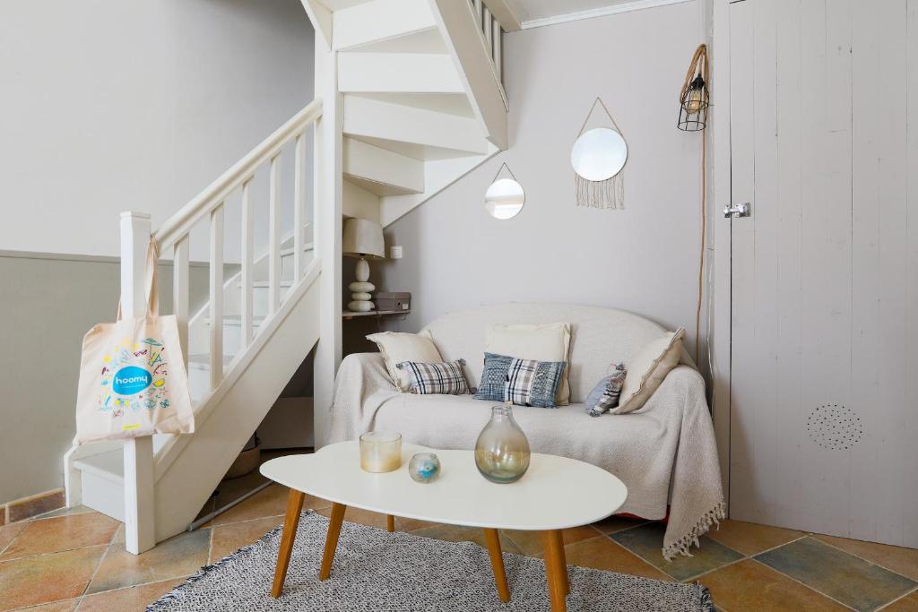 a living room with a couch and a table at Maison de village Casserone pour 4 personnes in Ars-en-Ré