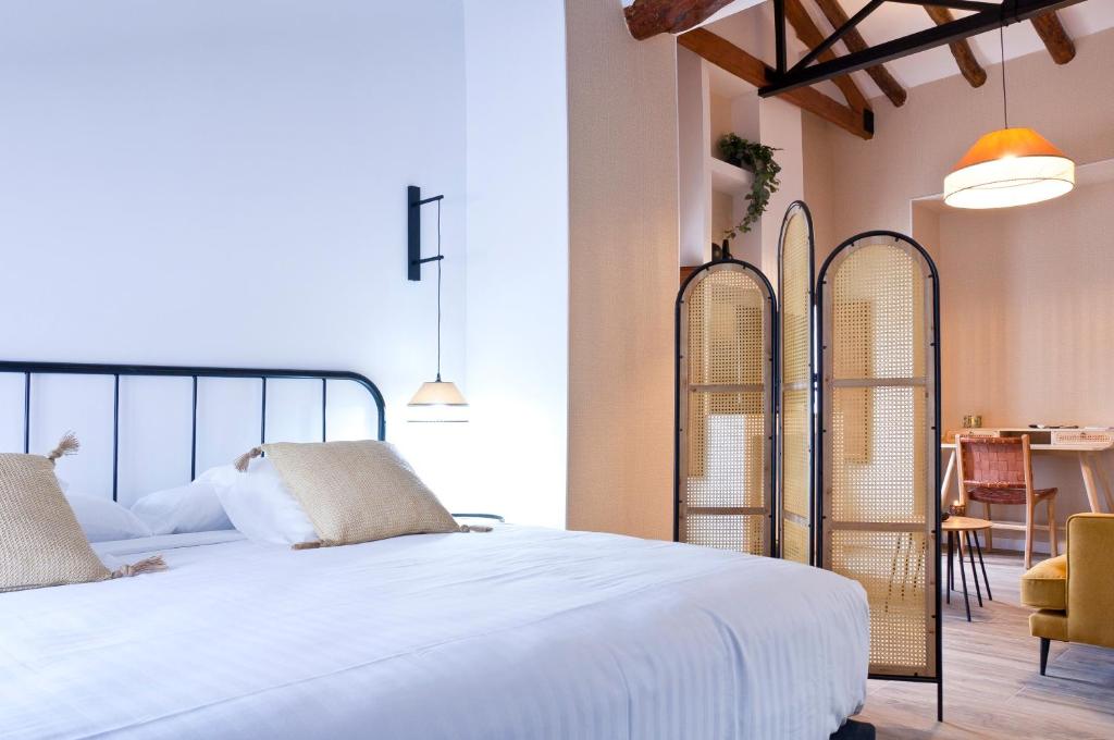 1 dormitorio con 1 cama y comedor en Cases Noves - Boutique Accommodation - Adults Only, en Guadalest
