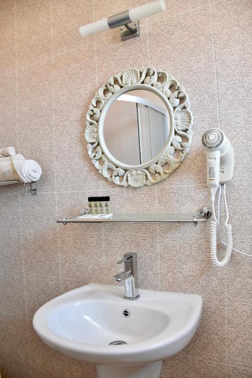 A bathroom at Family Hotel Apolonia