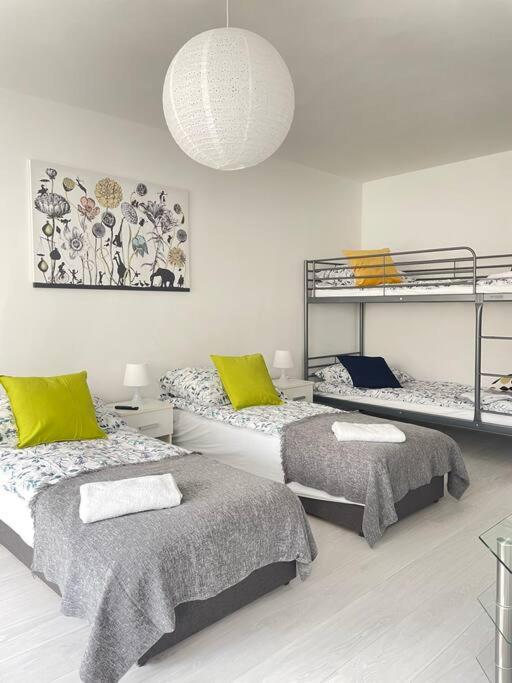 sypialnia z 2 łóżkami i lampką w obiekcie 01 Gdańsk Oliwa - Apartament Mieszkanie dla 4 os w Gdańsku