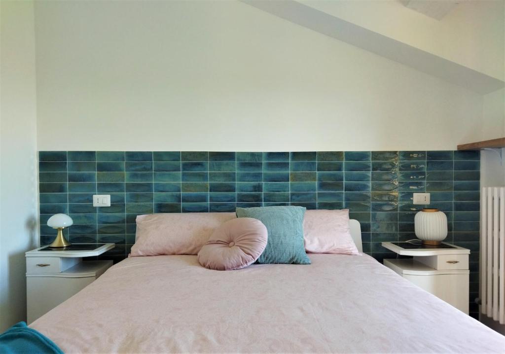 um quarto com uma cama com uma almofada em Oltremare Numana em Numana