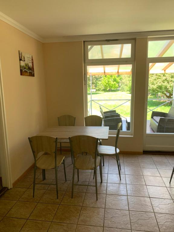 Posezení v ubytování Fenyves Family Rooms and Bungalows