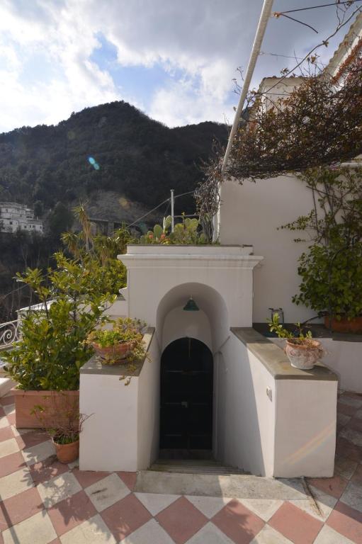 A general mountain view or a mountain view taken from A villát