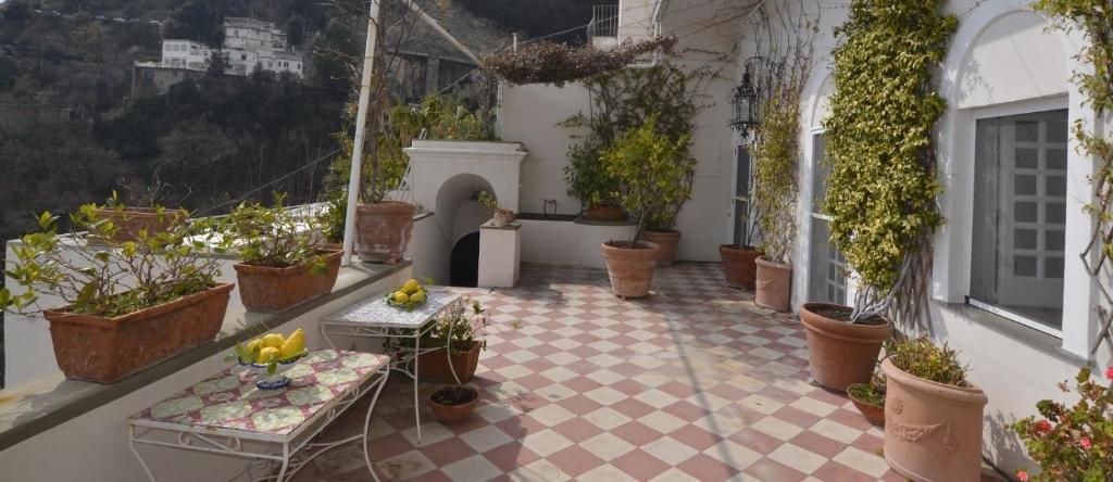 A balcony or terrace at Villino Prota, villa ridente con panorama mozzafiato