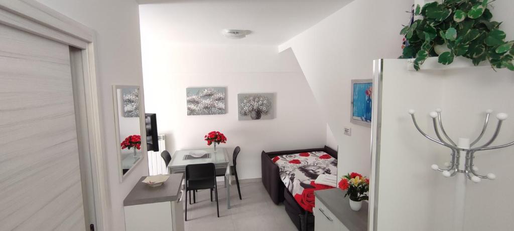 Habitación pequeña con cama y mesa. en CASA VACANZE DIMORA MONFALCONE, en Montescaglioso