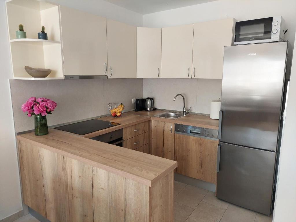 Kuchyň nebo kuchyňský kout v ubytování Apartment Frana DeLux