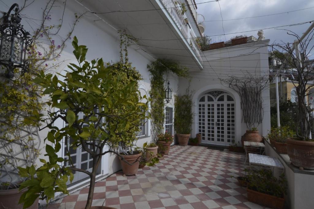 A garden outside Villino Prota, villa ridente con panorama mozzafiato