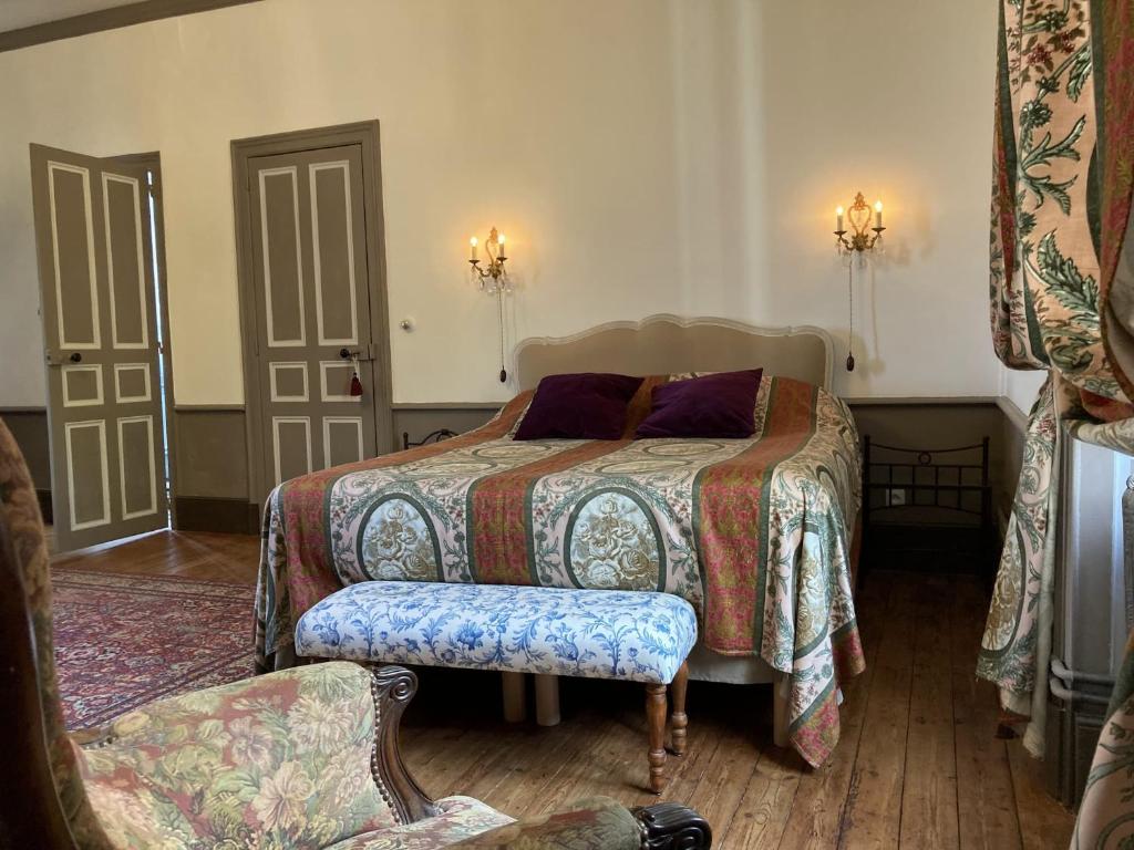 Postel nebo postele na pokoji v ubytování chateau isigny, le plus petit et le plus secret des châteaux de charme