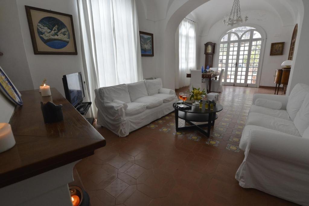 A seating area at Villino Prota, villa ridente con panorama mozzafiato
