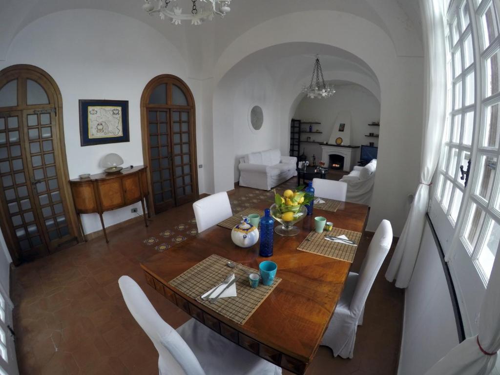 A seating area at Villino Prota, villa ridente con panorama mozzafiato