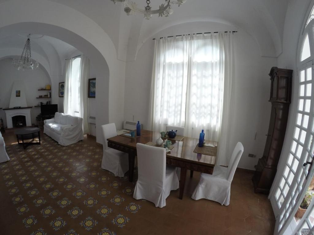 A seating area at Villino Prota, villa ridente con panorama mozzafiato