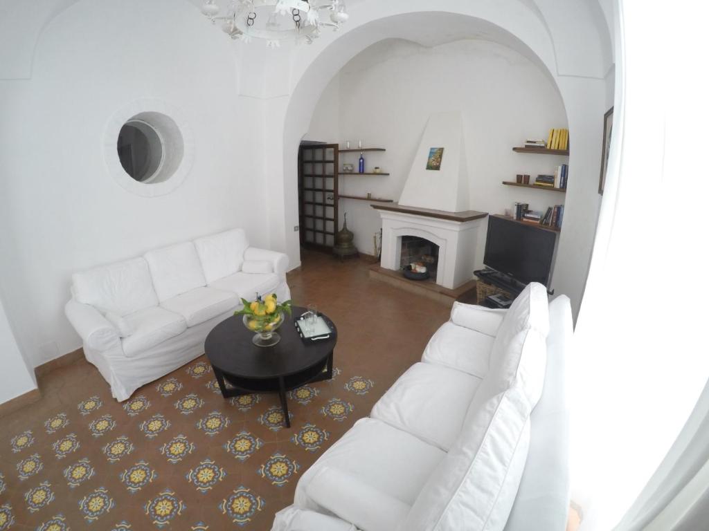 A seating area at Villino Prota, villa ridente con panorama mozzafiato