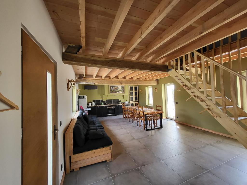 een woonkamer met een bank en een trap bij Villa 10 pers à 6min du pal in Saint-Pourçain-sur-Besbre
