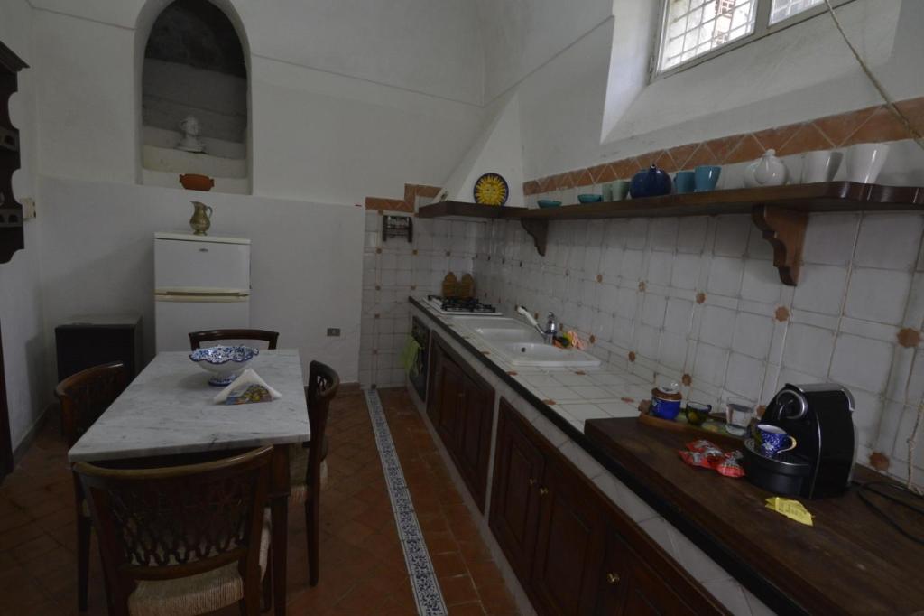 A kitchen or kitchenette at Villino Prota, villa ridente con panorama mozzafiato