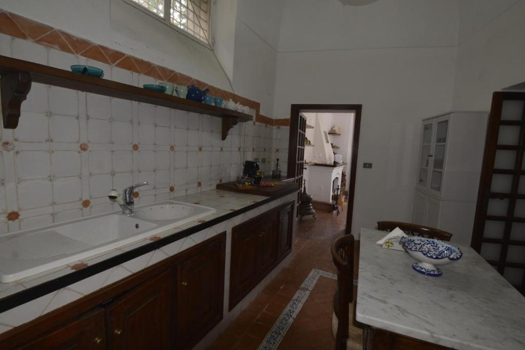 A kitchen or kitchenette at Villino Prota, villa ridente con panorama mozzafiato