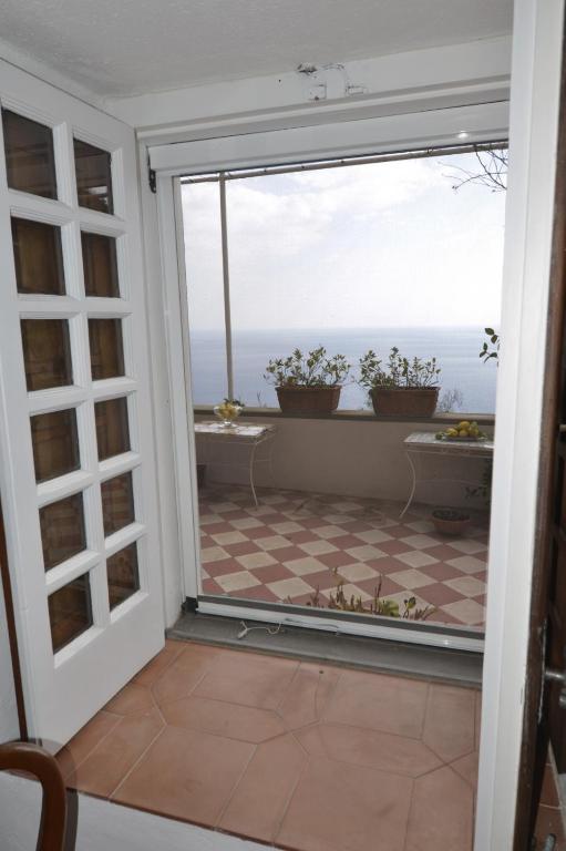 A balcony or terrace at Villino Prota, villa ridente con panorama mozzafiato