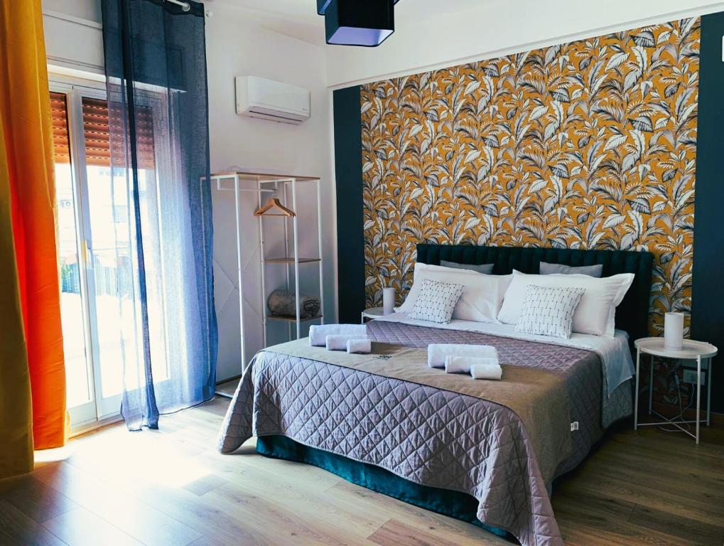 um quarto com uma cama grande e um mural de parede em B&B Civico 20 em Palermo