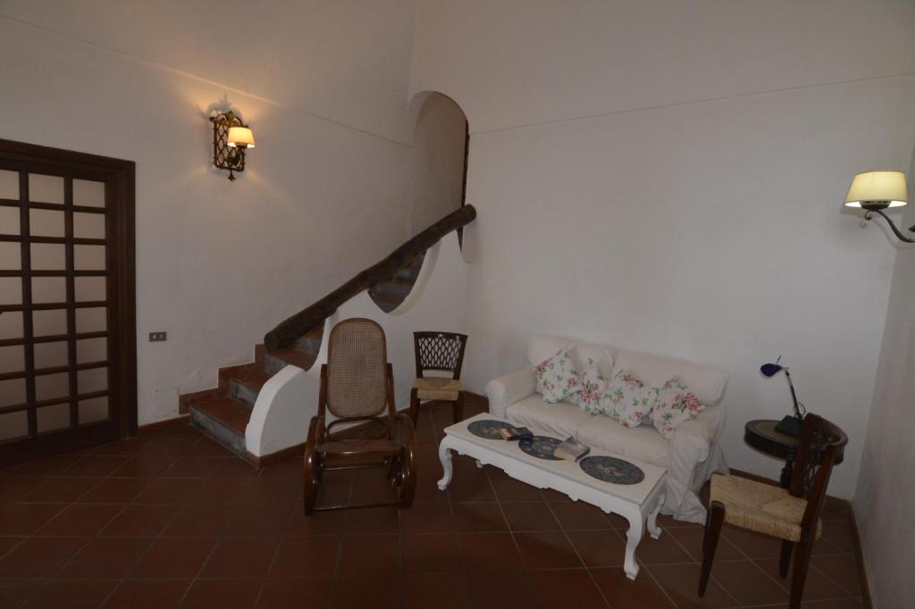 A seating area at Villino Prota, villa ridente con panorama mozzafiato