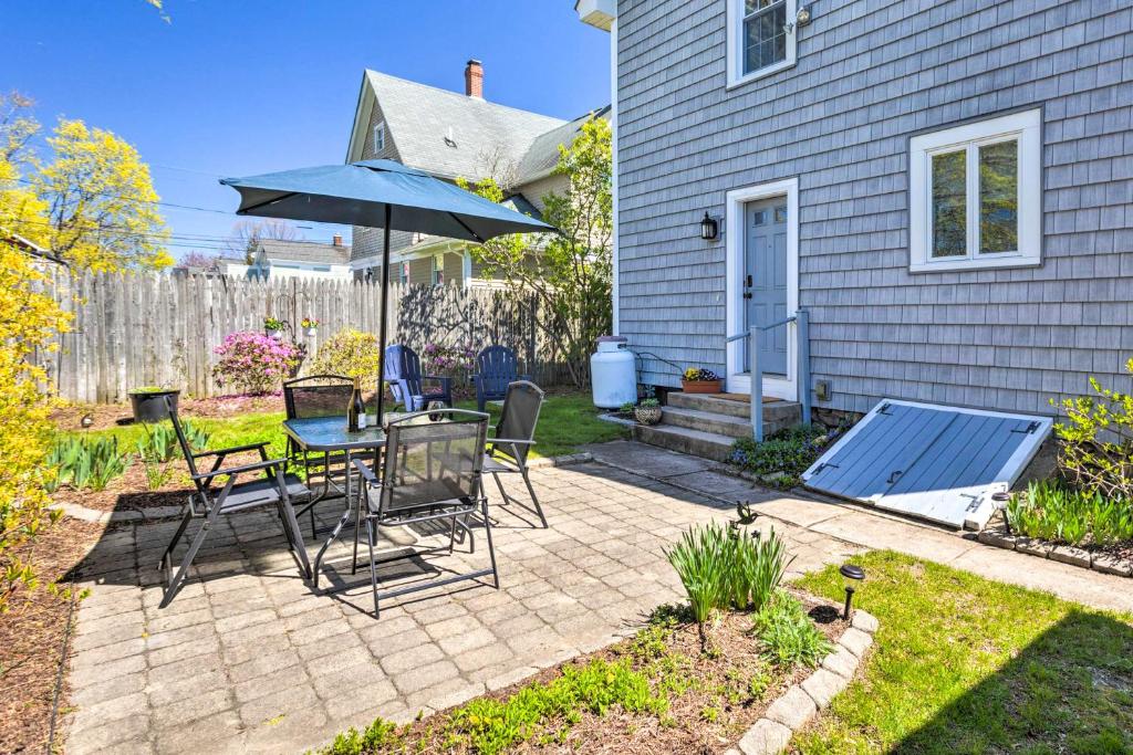 une terrasse avec une table, des chaises et un parasol dans l'établissement Mystic Refuge with Patio Less Than 1 Mi to Downtown!, à Mystic