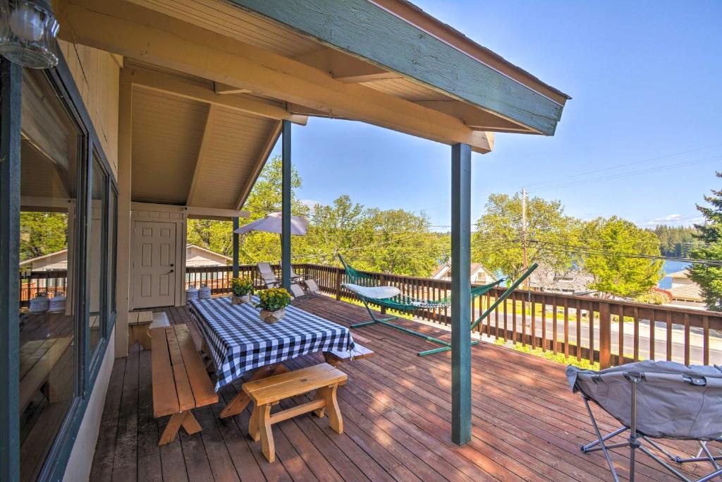 a porch with a picnic table and chairs on a deck at Calm Groveland Cabin - Near Pine Mountain Lake! in Groveland