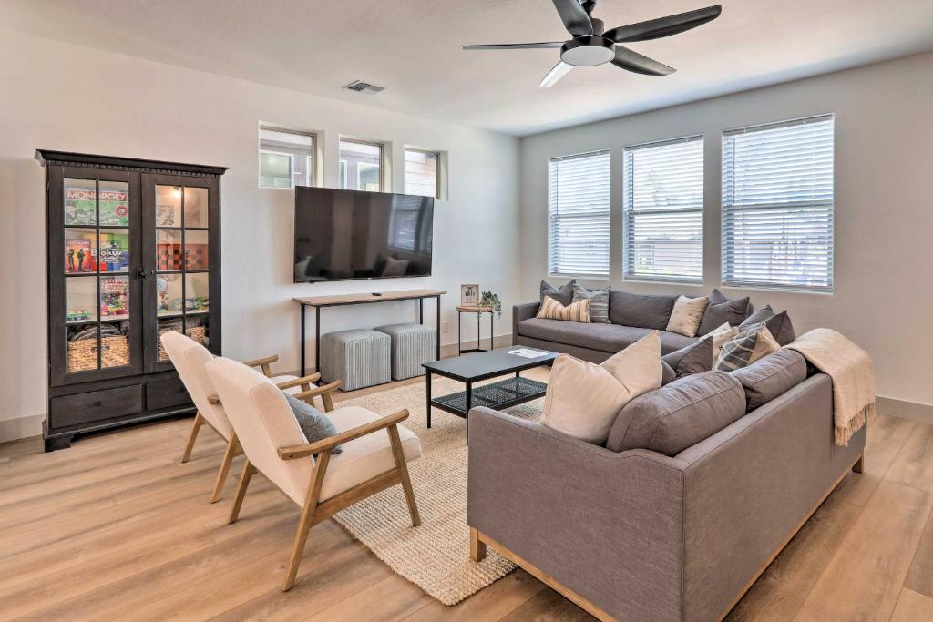 Modern Flagstaff Home Hot Tub, 3 Mi to Dtwn!, Flagstaff (updated prices