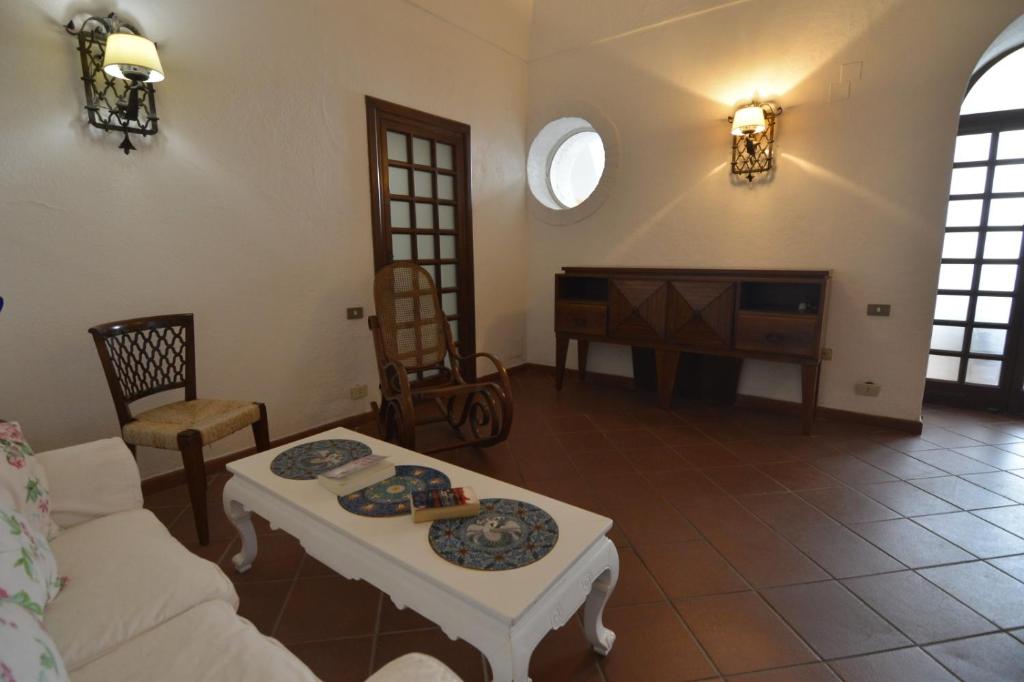 A seating area at Villino Prota, villa ridente con panorama mozzafiato