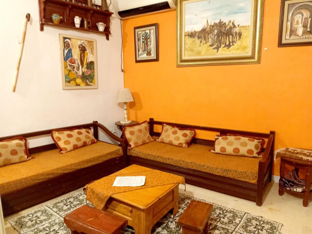 Ein Sitzbereich in der Unterkunft 2 bedrooms apartement with city view terrace and wifi at Tunis 4 km away from the beach
