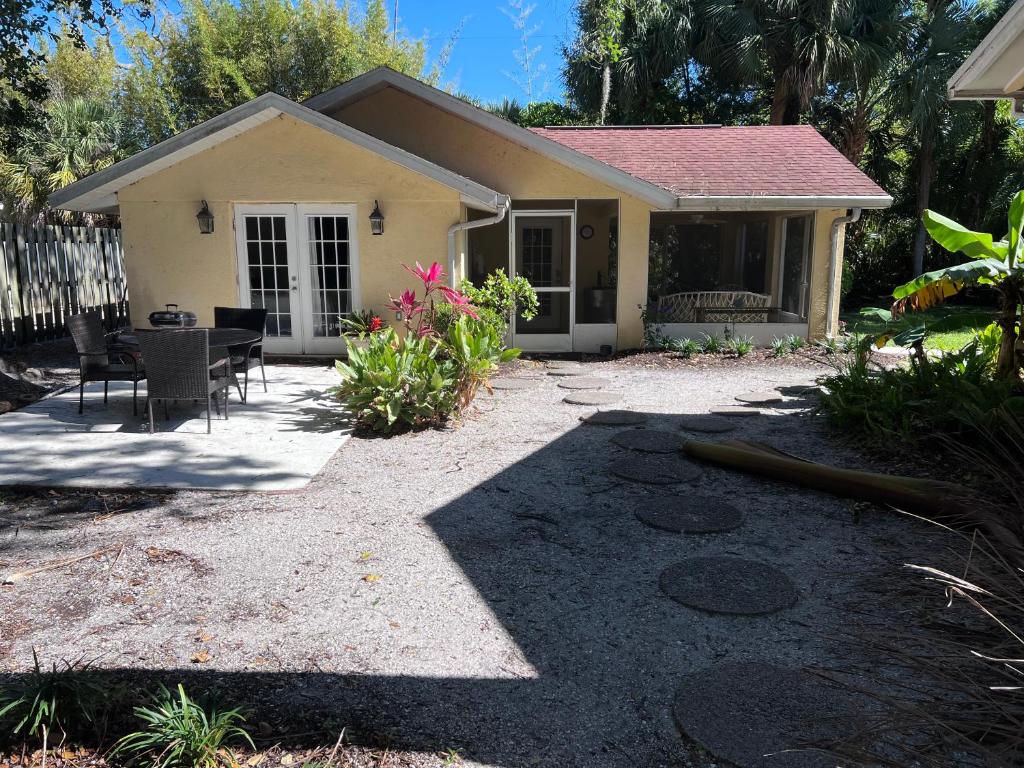 ein kleines Haus mit einer Terrasse davor in der Unterkunft Private Villa with outside garden walk to the bay and Ringling Museum minutes from downtown in Sarasota