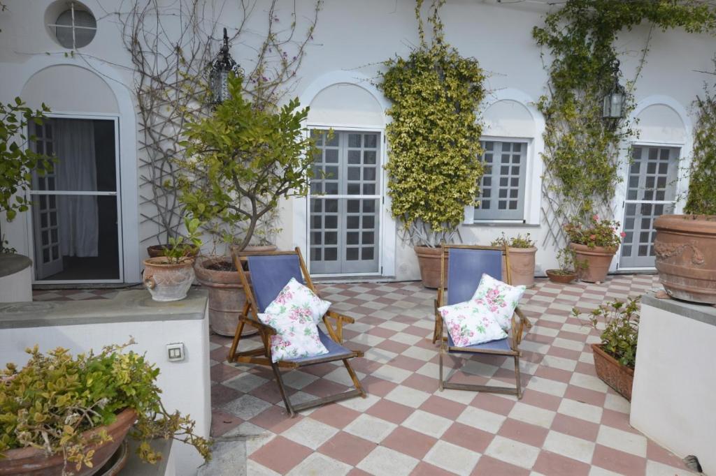 A seating area at Villino Prota, villa ridente con panorama mozzafiato