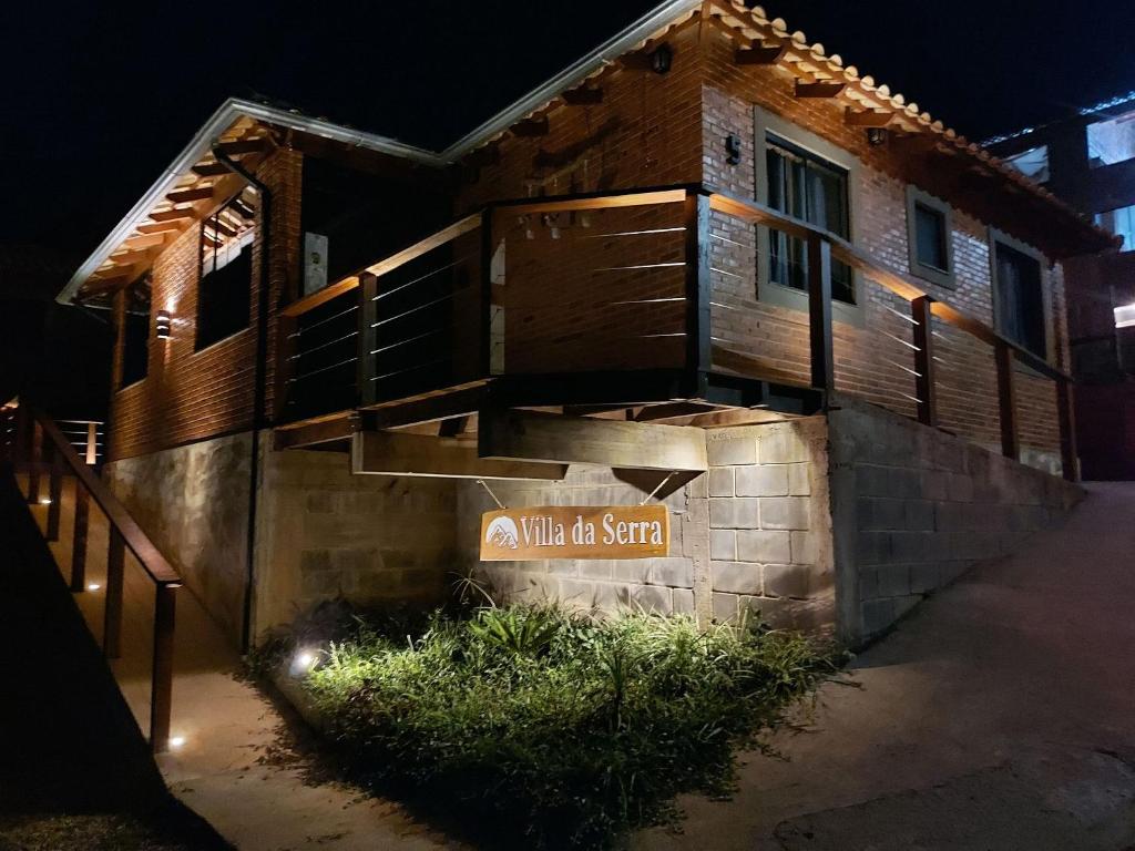 un bâtiment avec une enseigne devant lui dans l'établissement Villa da Serra chalé Ibitipoca - 700m do centrinho, à Conceição da Ibitipoca