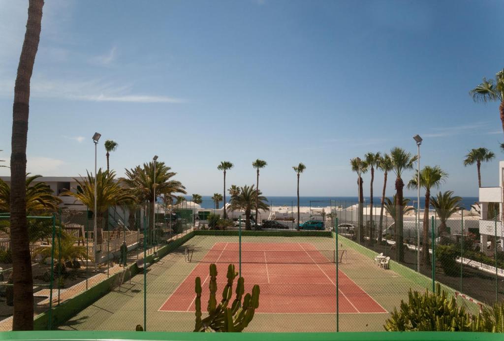 Tennis and/or squash facilities at Apartamentos Thaisay or nearby