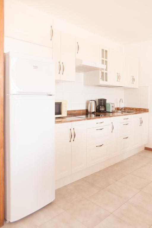 A kitchen or kitchenette at Apartamentos Thaisay