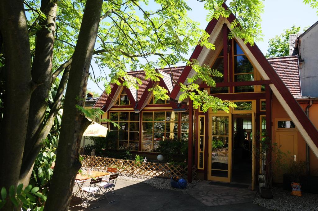 ein Haus mit Wintergarten mit Dach in der Unterkunft Waldhaus Colditz Garni in Colditz