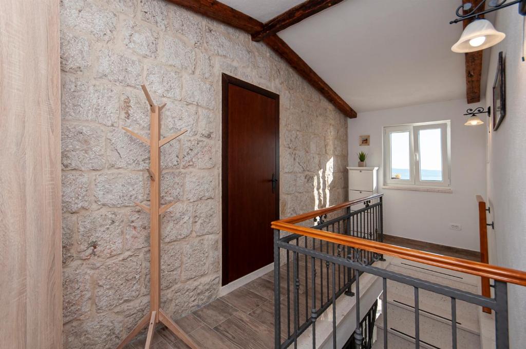 Fotografia z galérie ubytovania New Villa OLE, stone house, sea view, jacuzzi v destinácii Jesenice