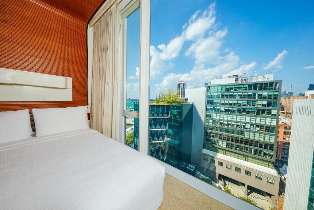 Cama ou camas em um quarto em The Standard, High Line New York