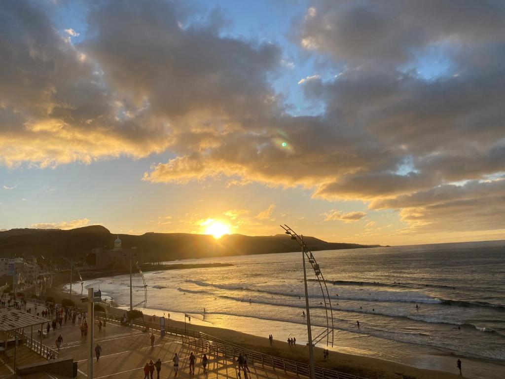 vistas a una playa con puesta de sol en Mar y Playa de Martín, 2B, en Las Palmas de Gran Canaria