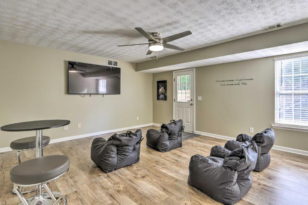 Posezení v ubytování Charming Covington Home with Fire Pit and Game Room!