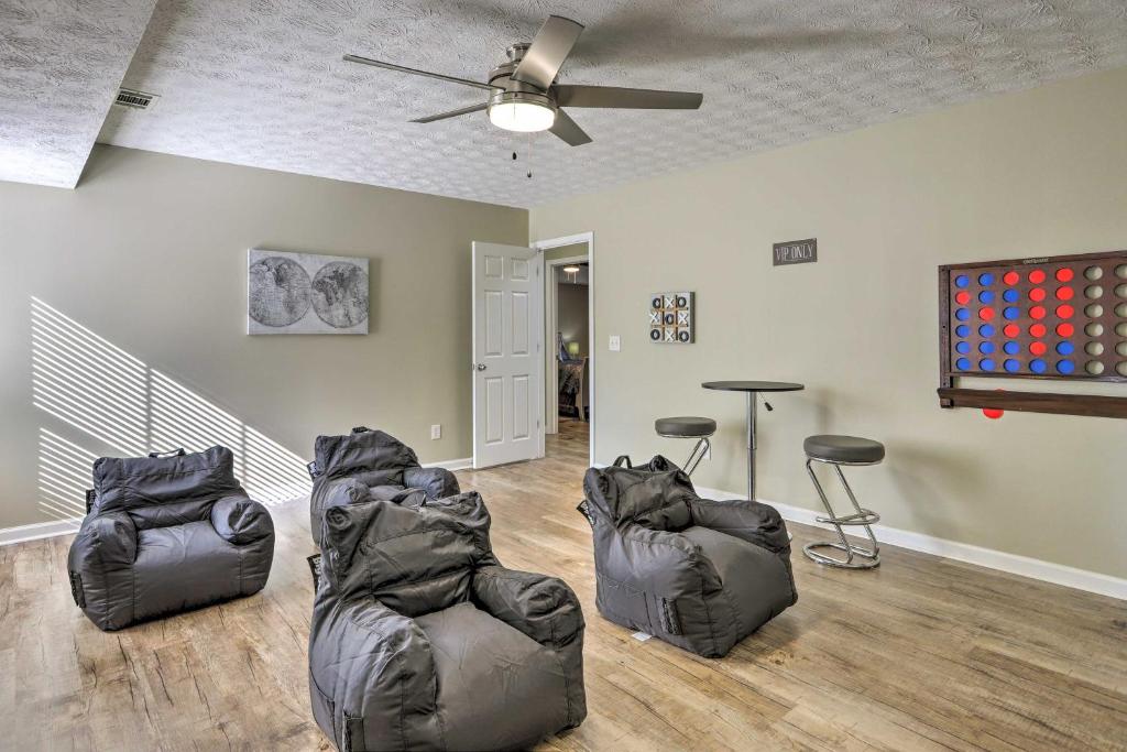 Posezení v ubytování Charming Covington Home with Fire Pit and Game Room!
