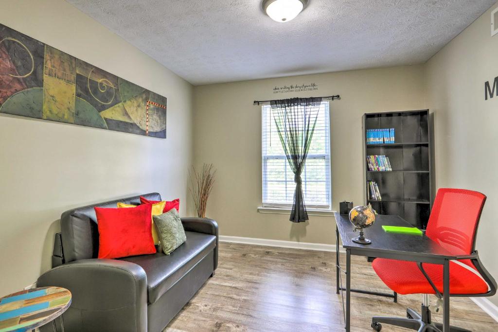Posezení v ubytování Charming Covington Home with Fire Pit and Game Room!