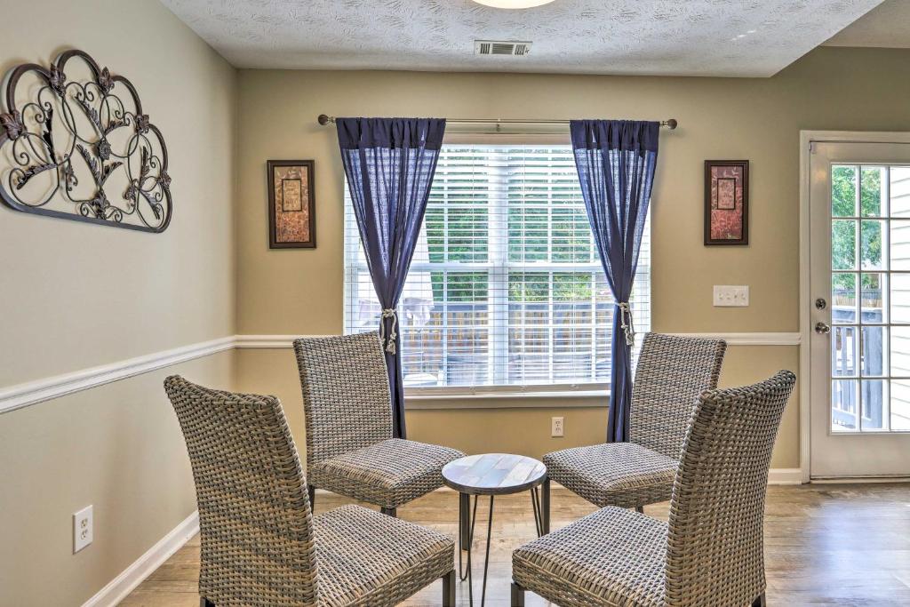 Posezení v ubytování Charming Covington Home with Fire Pit and Game Room!