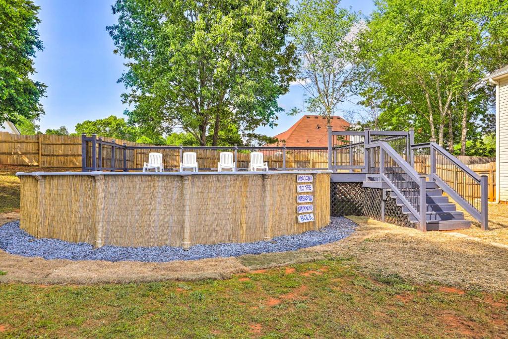 Fotografie z fotogalerie ubytování Charming Covington Home with Fire Pit and Game Room! v destinaci Covington