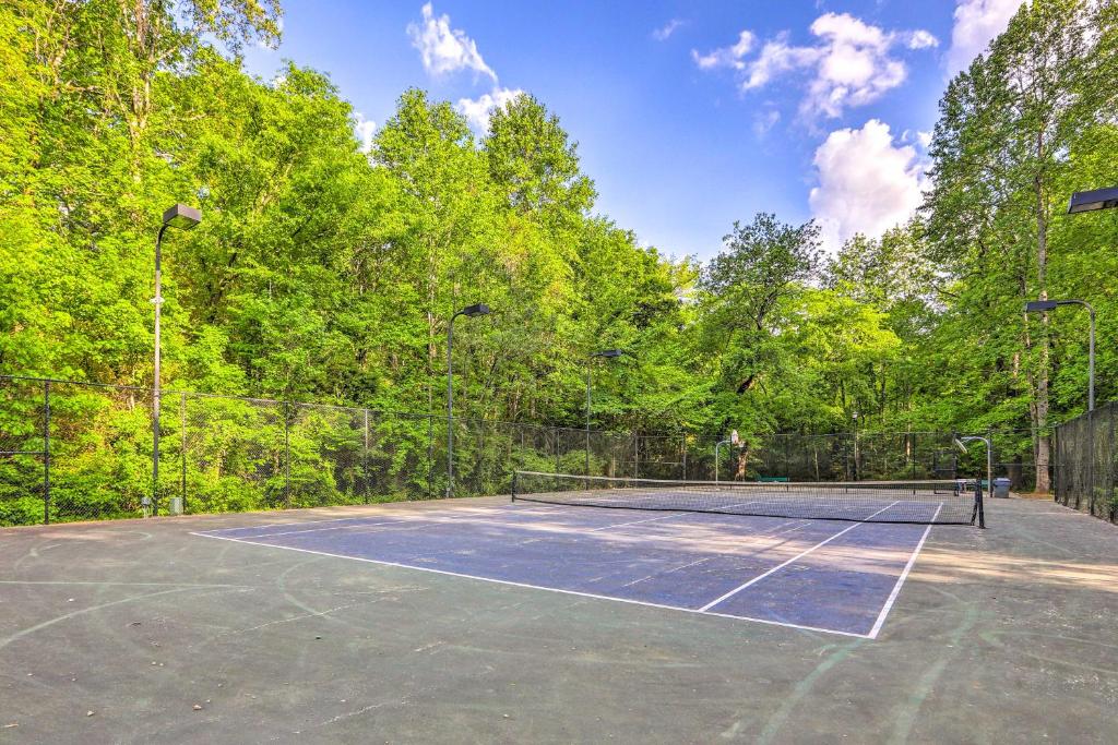 Tenis a/nebo squash v ubytování Charming Covington Home with Fire Pit and Game Room! nebo okolí