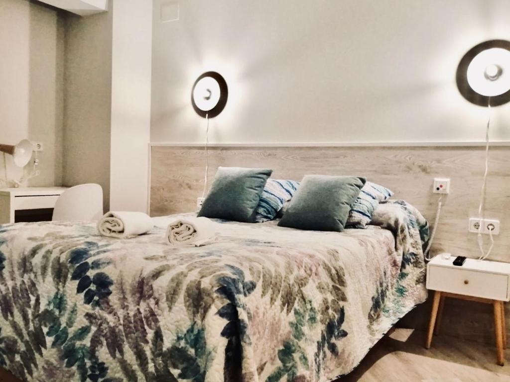 - une chambre avec un lit et une horloge murale dans l'établissement Estudio-apartamento Cancún, à Teruel