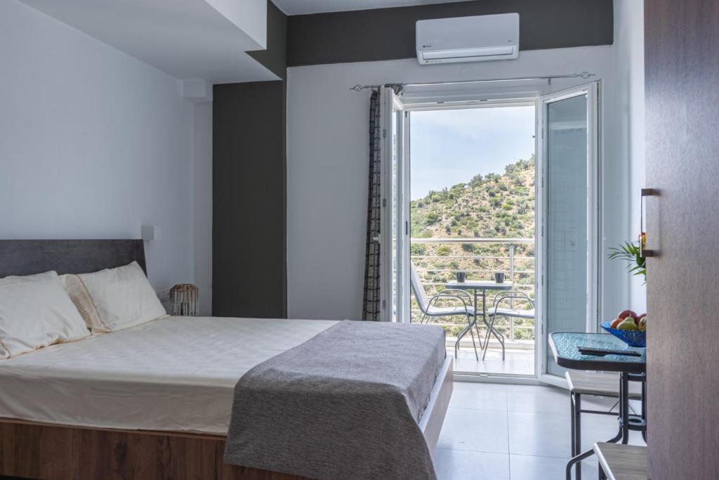 Postel nebo postele na pokoji v ubytování Christos Seaview Studios
